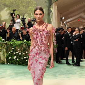 Karlie Kloss na letošním Met Gala.
