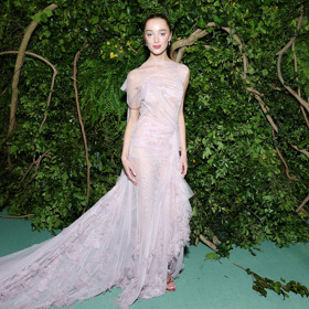 Phoebe Dynevor na letošním Met Gala.
