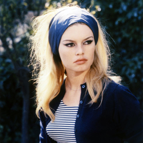 Čelenka ve stylu Brigitte Bardot je zase trendy.
