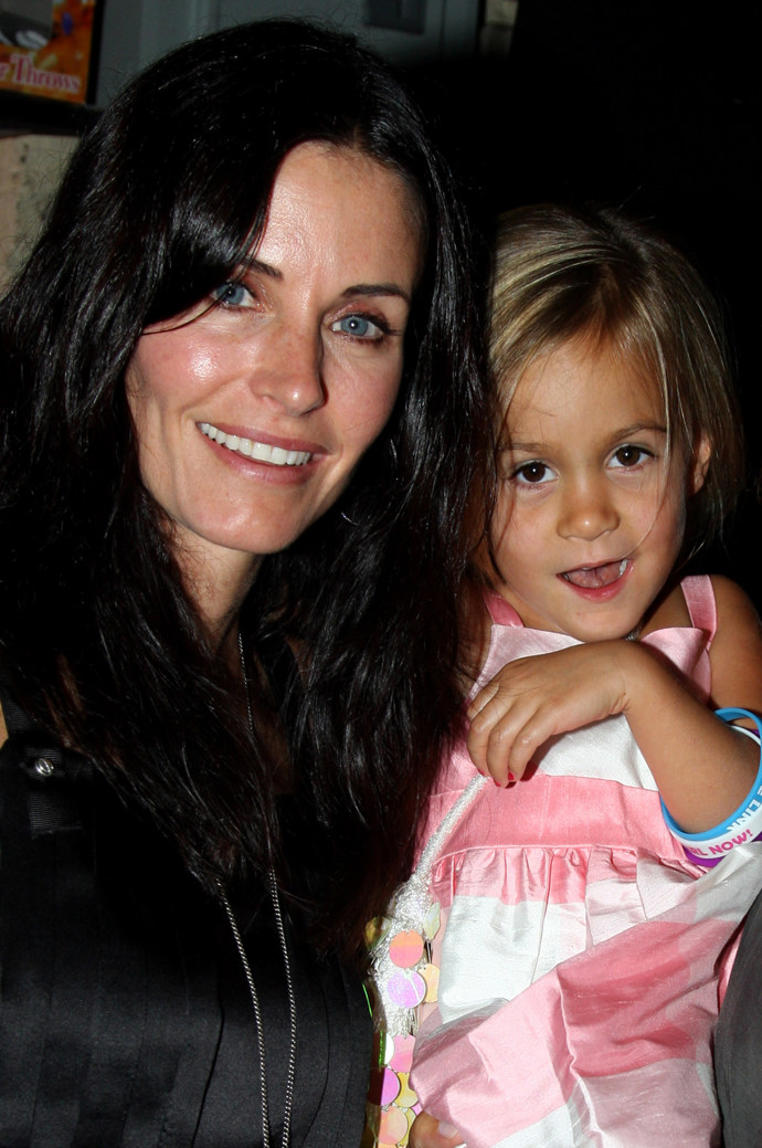 Courteney Cox v roce 2008 s dcerou Coco.
Courteney Cox v roce 2008 s dcerou Coco.