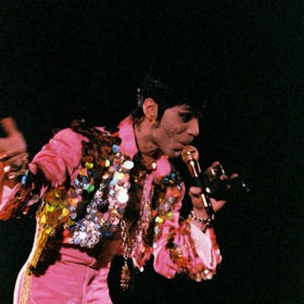 Připomeňte si nejikoničtější módní momenty hudebního génia Prince