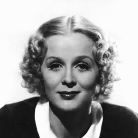 Gloria Stuartová na reklamní fotografii k filmu Život začíná na vysoké škole (1937). I to byla jedna z menších rolích, v nichž se objevila. Svou krásou a blonďatými vlasy okouzlila každého.
