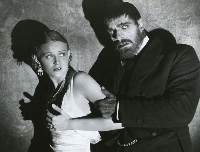 Stuart a Boris Karloff ve filmu Starý temný dům (1932). Tato role patřila ke Gloriiným průlomovým.
