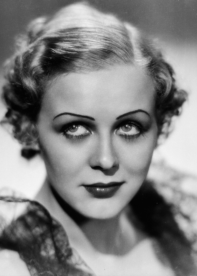 Gloria v roce 1933. V roce 1932, v prvním roce své kariéry, natočila čtyři filmy, v roce 1933 devět a v roce 1934 šest. V roce 1935 čekala Stuartová dítě, takže byly vydány pouze čtyři filmy. V roce 1936 následovalo šest filmů. Zkrátka šla z role do role, ale nemilovala je...
