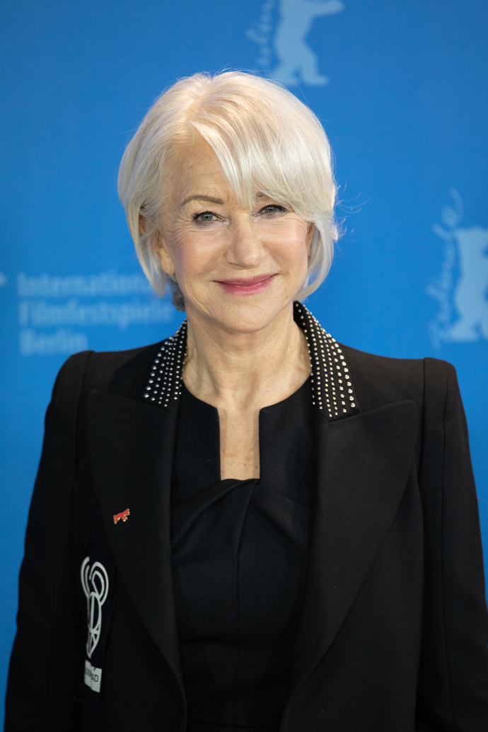 Věřili byste, že této dáme je už 78 let? Helen Mirren v roce 2020. Tato britská herečka a režisérka, jíž známe zejména díky jejímu excelentnímu výkonu ve filmu královna, dokonce ukazuje, že vlasy nemusejí být krátké ani skoro v 80 letech!
