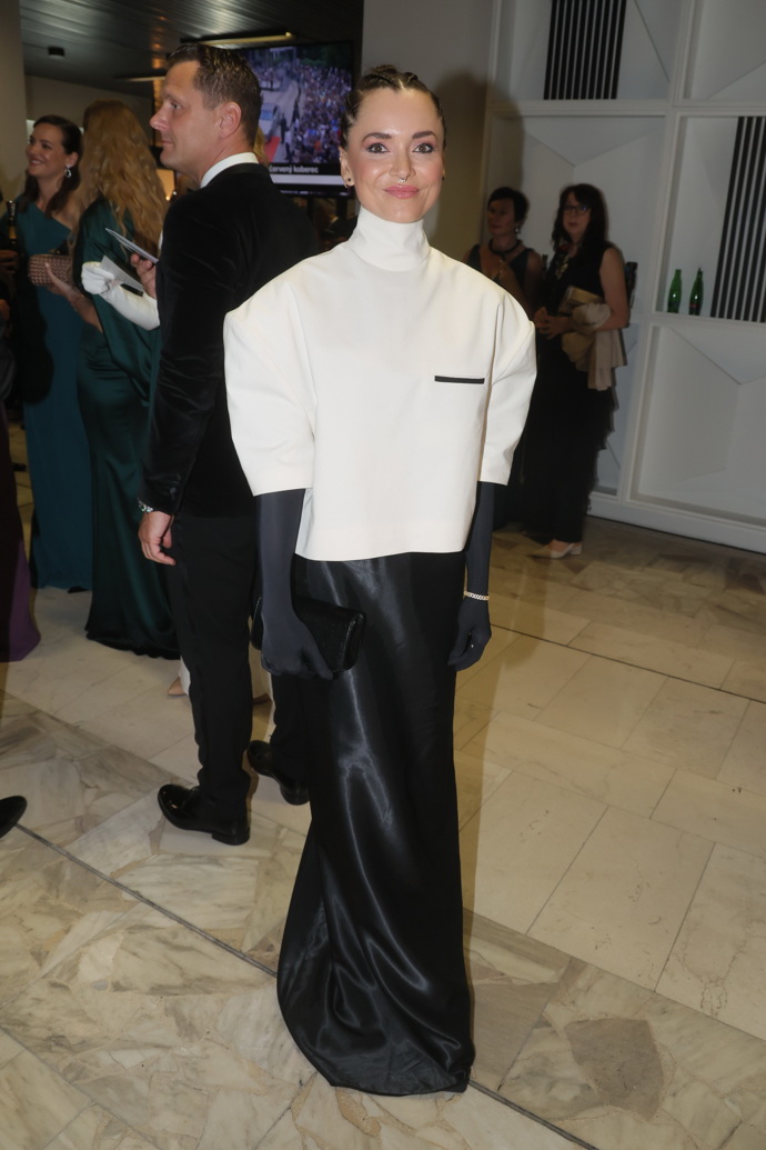 Radka Třeštíková v modelu s neforemním prvkem.
