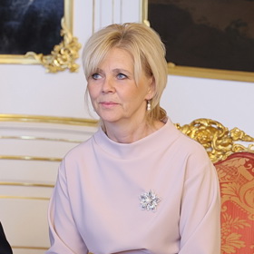 Jednoduché a elegantní šaty v pudrové barvě doplnila Eva Pavlová jednou ze svých oblíbených broží.
