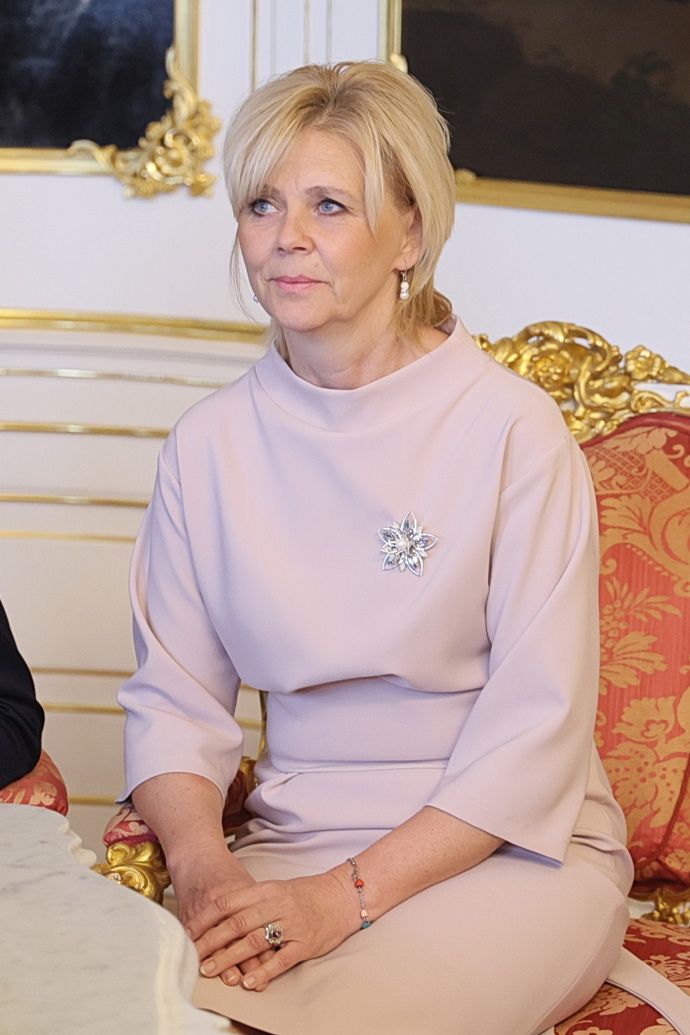 Jednoduché a elegantní šaty v pudrové barvě doplnila Eva Pavlová jednou ze svých oblíbených broží.
