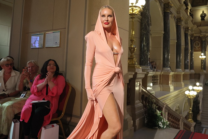 Simona Krainová předvedla odvážný model.
Simona Krainová předvedla odvážný model.
