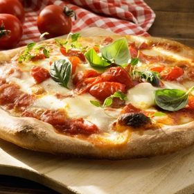 Italská kuchyně je prostě neodolatelná. Tradiční pizza!
