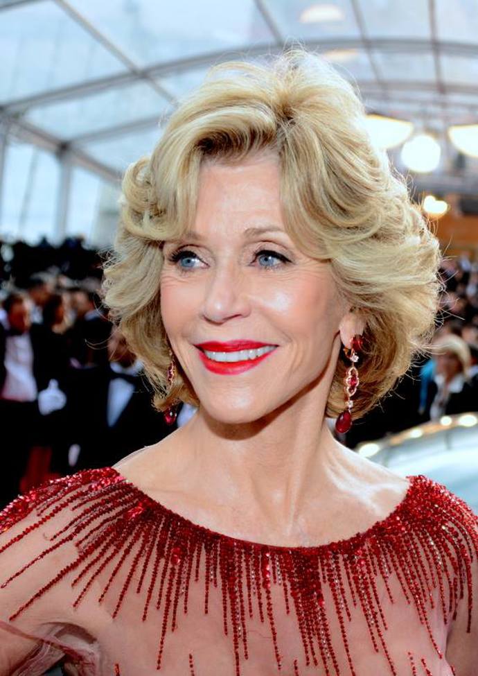 Jane Fonda v Cannes v roce 2014, tedy deset let před předchozí fotografií. Již dlouho nosí tzv. nosí lob, což dokazuje, že tento účes lichotí i zralým ženám. 
