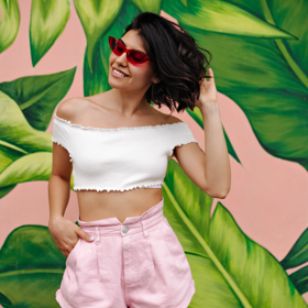 Minišortky a jednoduché tričko, pohodlný outfit, který je trendy na festivalové dny.
