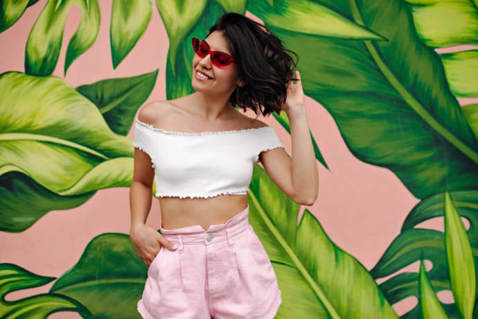 Minišortky a jednoduché tričko, pohodlný outfit, který je trendy na festivalové dny.
