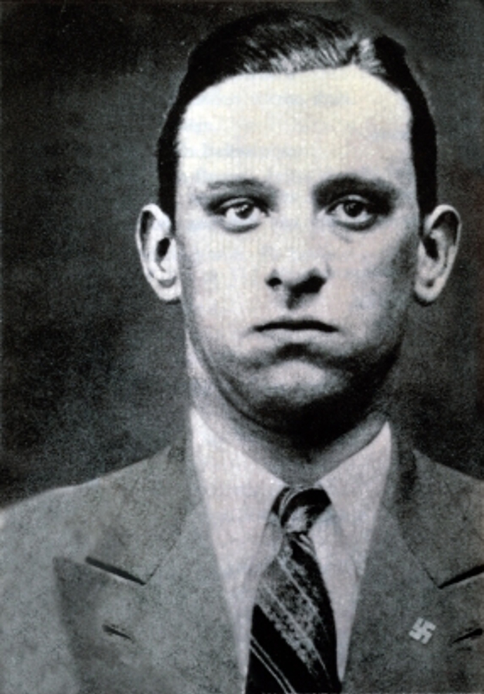 Karl Silberbauer, příslušník SS a gestapa na fotce z roku 1943. Jeho jednotka vtrhla ráno 4. 8. 1944 do zadního traktu jednotky zelené policie (kdo byl informátorem, se dodnes neví) a odvezl všechny obyvatele k výslechu. 
