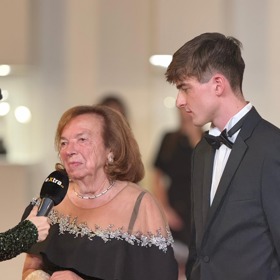 Livia Klausová bývala první dámou, takže jí s oblékáním radil tým stylistů. Jak se ale zdá, ten už má volno. Nebo alespoň na Vary si ho vzal, protože bývalé první dámě a manželce ex-prezidenta Václava Klause to letos opravdu nevyšlo. Zvolené šaty nelichotily její postavě. 
