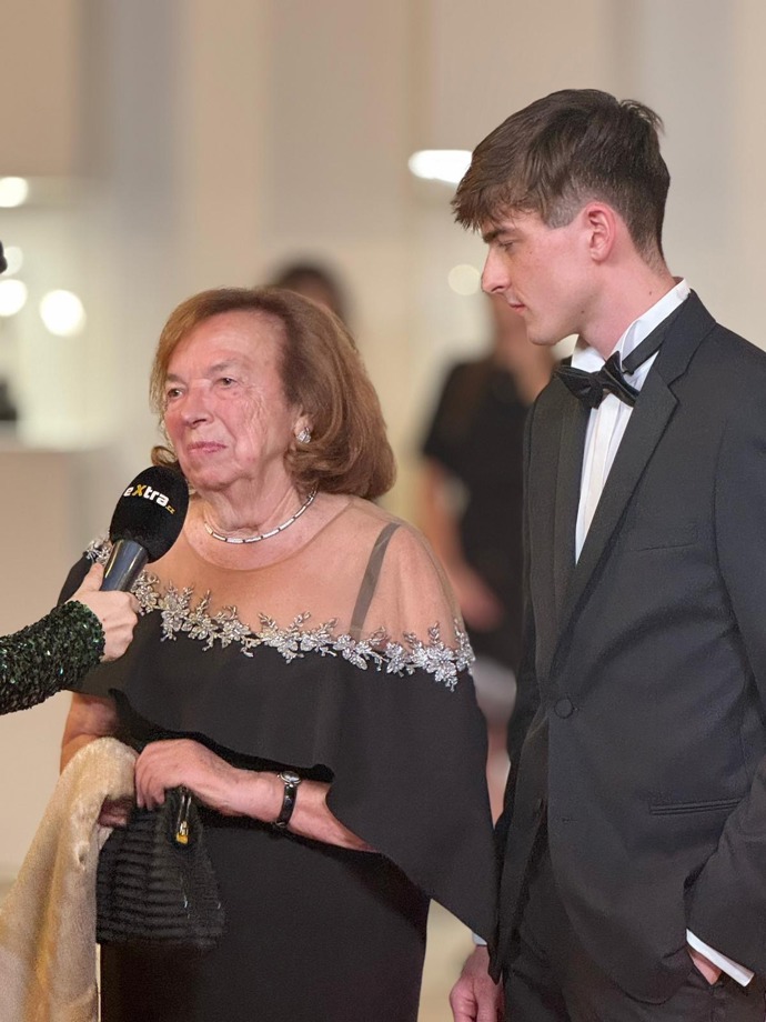 Livia Klausová bývala první dámou, takže jí s oblékáním radil tým stylistů. Jak se ale zdá, ten už má volno. Nebo alespoň na Vary si ho vzal, protože bývalé první dámě a manželce ex-prezidenta Václava Klause to letos opravdu nevyšlo. Zvolené šaty nelichotily její postavě. 
