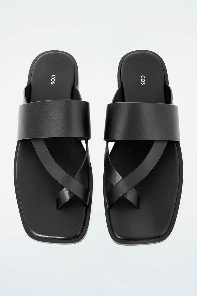 Kožené žabky, COS, 115 eur
Kožené žabky, COS, 115 eur