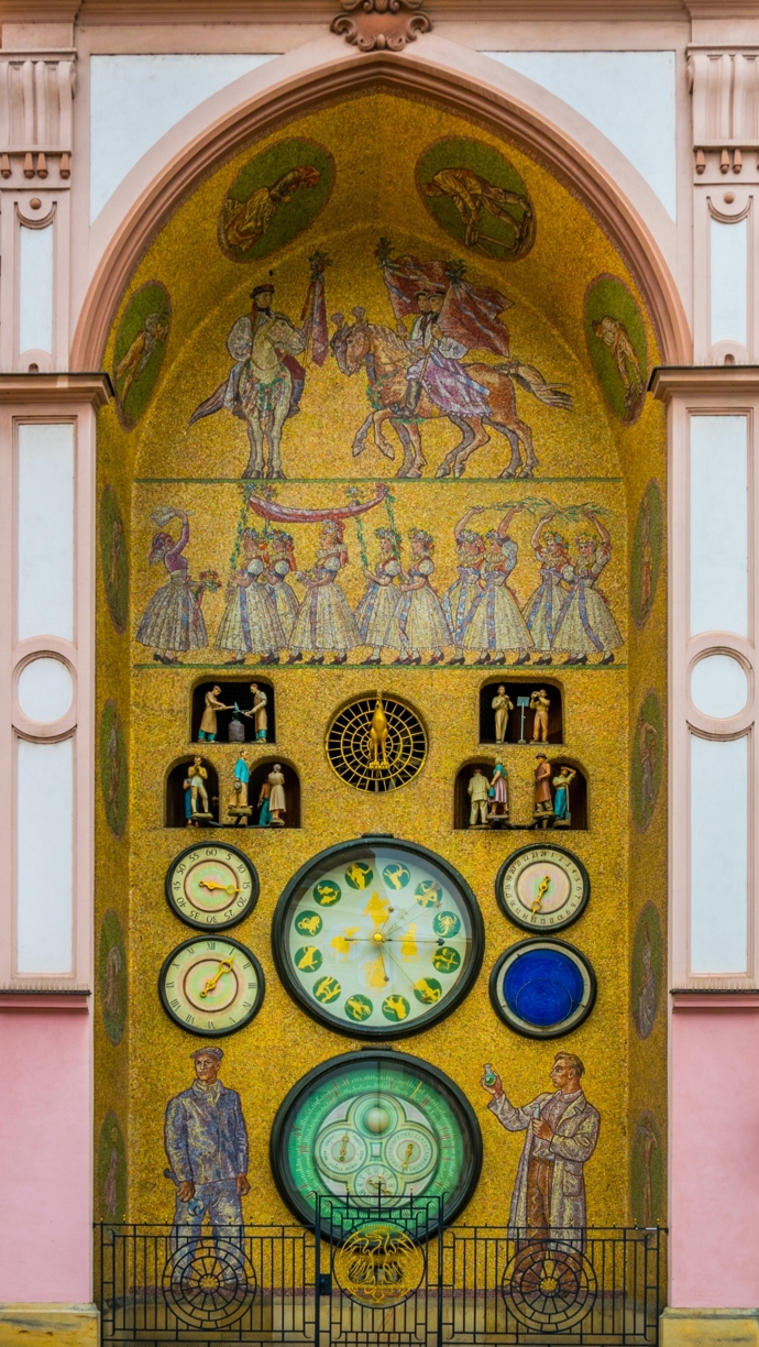 Orloj najdete přímo na zdi radnice.
Orloj najdete přímo na zdi radnice.