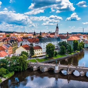 Na mostě pes řeku Otavu jsou repliky barokních soch a kříže.
