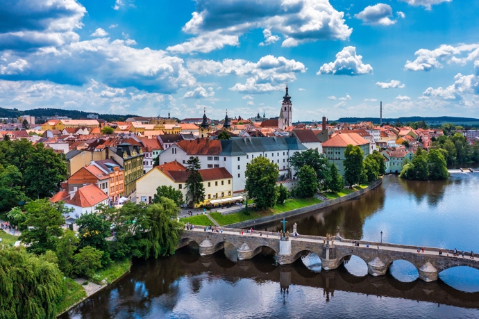 Na mostě pes řeku Otavu jsou repliky barokních soch a kříže.
Na mostě pes řeku Otavu jsou repliky barokních soch a kříže.