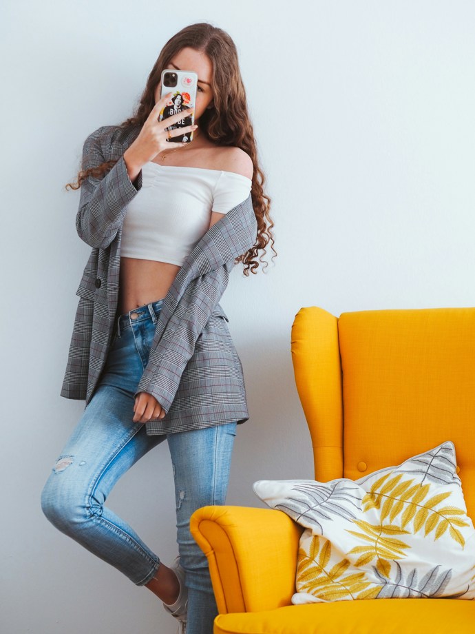 Džíny s vysokým pasem spolu s crop topem vypadají skvěle. Lze jej doplnit o kardigan či sako a nový, stylový outfit je na světe.
Džíny s vysokým pasem spolu s crop topem vypadají skvěle. Lze jej doplnit o kardigan či sako a nový, stylový outfit je na světe.
