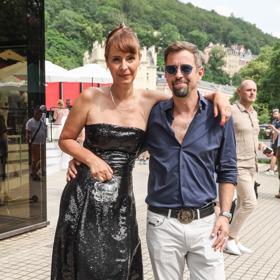 Herečka Lenka Vlasáková si na kolonádu vyšla stylově v dlouhých černých šatech bez ramínek. S manželem jim to velmi slušelo.
