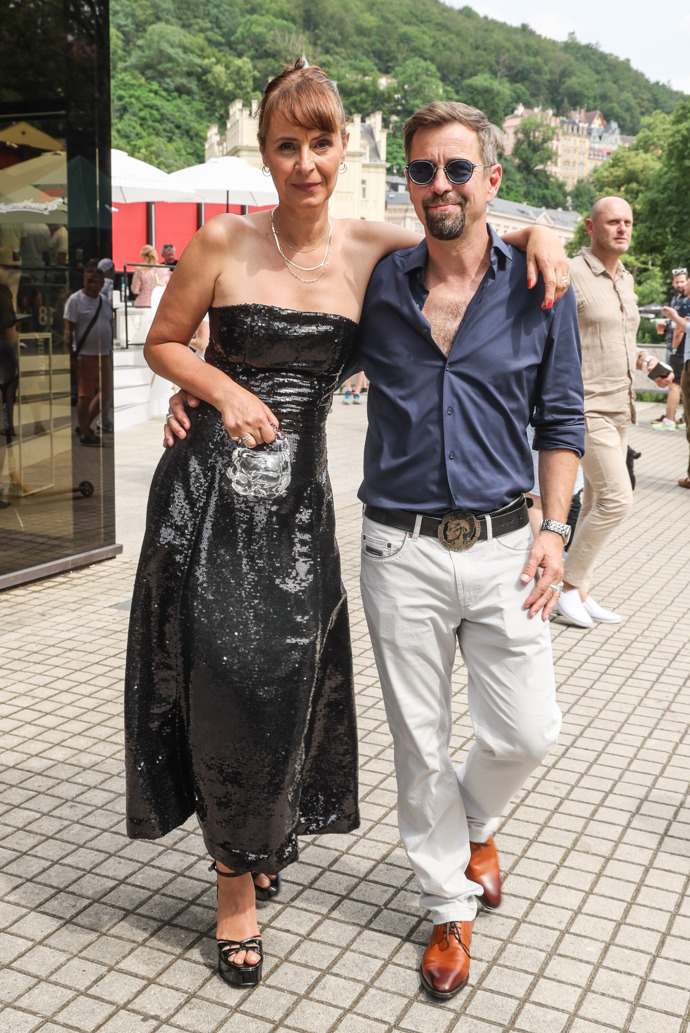 Herečka Lenka Vlasáková si na kolonádu vyšla stylově v dlouhých černých šatech bez ramínek. S manželem jim to velmi slušelo.
