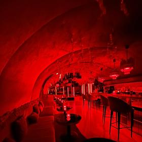 V nejznámějším pařížském swingers klubu vás atmosféra naladí na nevšední zážitky.
