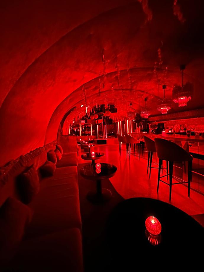 V nejznámějším pařížském swingers klubu vás atmosféra naladí na nevšední zážitky.
