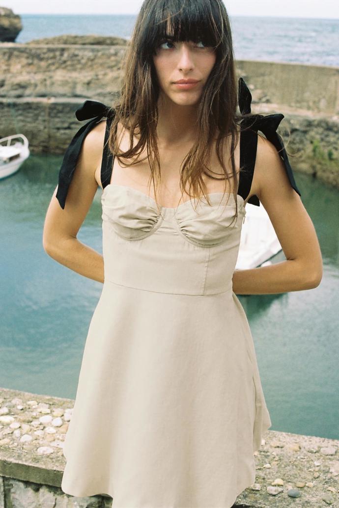 Lněné mini šaty, Zara, 1199 Kč
Lněné mini šaty, Zara, 1199 Kč