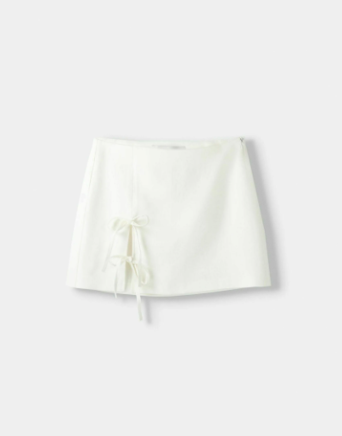 Mini sukně, Bershka, 579 Kč
