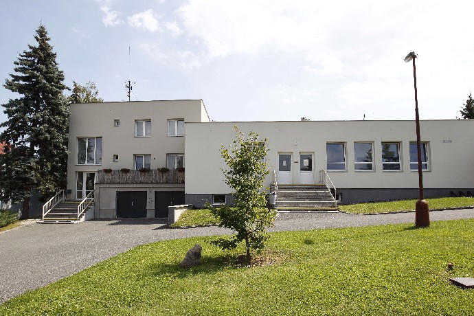 I v tomto případě připomínají romantiku návsi jen tabule
I v tomto případě připomínají romantiku návsi jen tabule