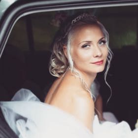 Nevěsta v okamžiku své největší krásy – elegance, přirozenost a radost dokonale spojené.
