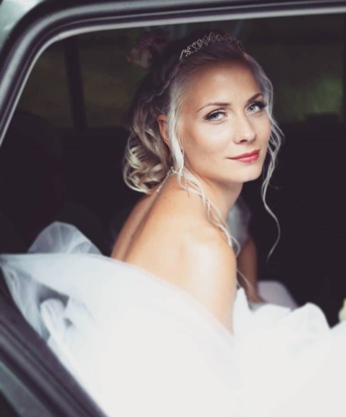 Nevěsta v okamžiku své největší krásy – elegance, přirozenost a radost dokonale spojené.
