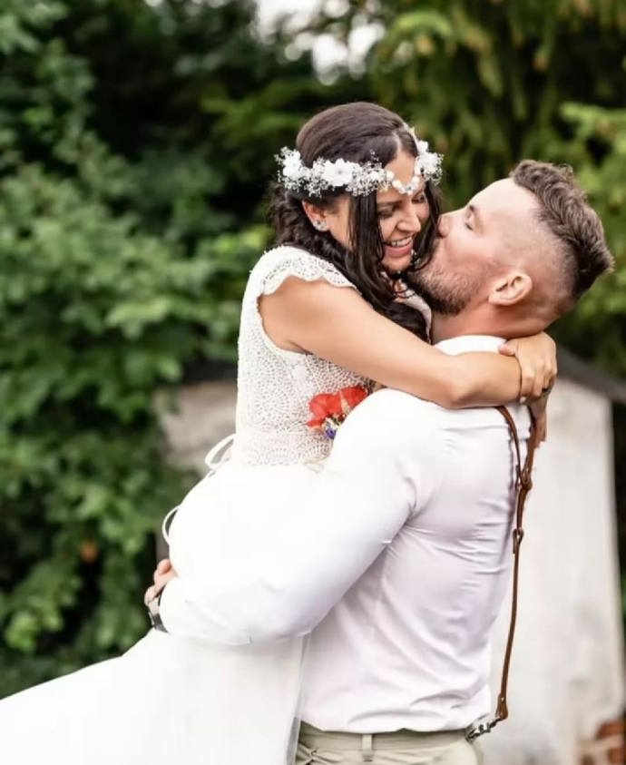 Úkolem vizážistky je okouzlit ženicha tak, aby ze své vyvolené nemohl spustit oči.
