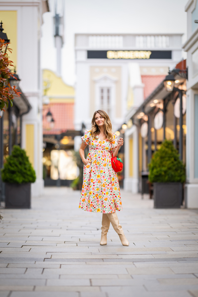 Šaty vhodné na svatbu můžete výhodněji pořídit v outletu, tak proč si neudělat výlet třeba do Designer Outlet Parndorf kousek od Vídně?
Šaty vhodné na svatbu můžete výhodněji pořídit v outletu, tak proč si neudělat výlet třeba do Designer Outlet Parndorf kousek od Vídně?