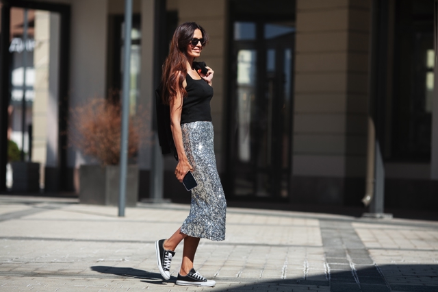 Outfit 1: Midisukně, k ní do města jednoduché plátěné tenisky a tílko bez rukávů v nadčasové černé nebo bílé barvě
