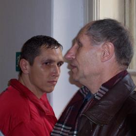 Jiří. Straka poté, co okresní soud Opava rozhodl o jeho propuštění z místní psychiatrické léčebny. Psal se prosinec roku 2004. Na fotce s primářem sexuálního oddělení léčebny Vilčem. 
