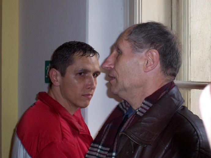 Jiří. Straka poté, co okresní soud Opava rozhodl o jeho propuštění z místní psychiatrické léčebny. Psal se prosinec roku 2004. Na fotce s primářem sexuálního oddělení léčebny Vilčem. 
