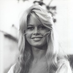 Záclonková ofina podle Brigitte Bardot
