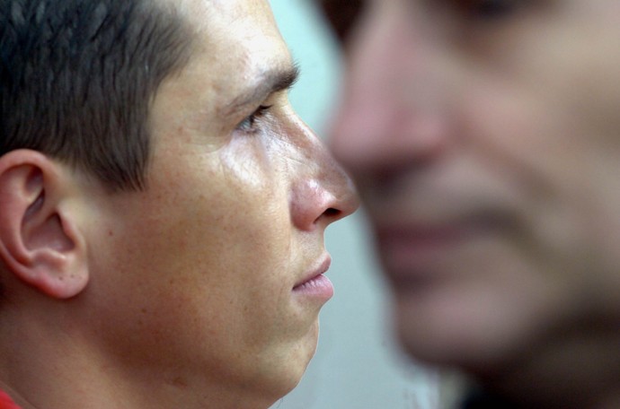 Spartakiádní vrah čeká se svým ošetřujícím lékařem v budově Okresního soudu v Opavě na rozhodnutí poroty. Straka žádal o změnu ústavní léčby na ambulantní, docházel by tak na sezení na psychiatrii a přitom byl na svobodě. 

