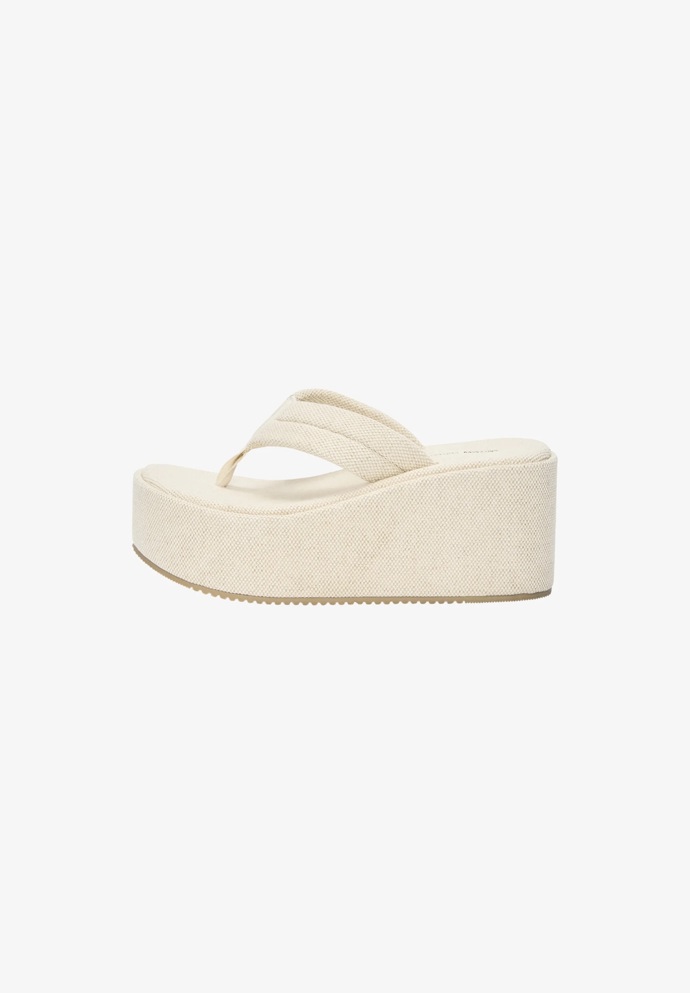 Žabky, Pull&Bear, 799 Kč
Žabky, Pull&Bear, 799 Kč