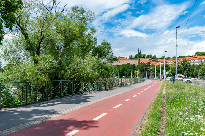 Modřanská cyklostezka podél Vltavy vede z Mánesa okolo Podolské vodárny přes Zbraslav...
