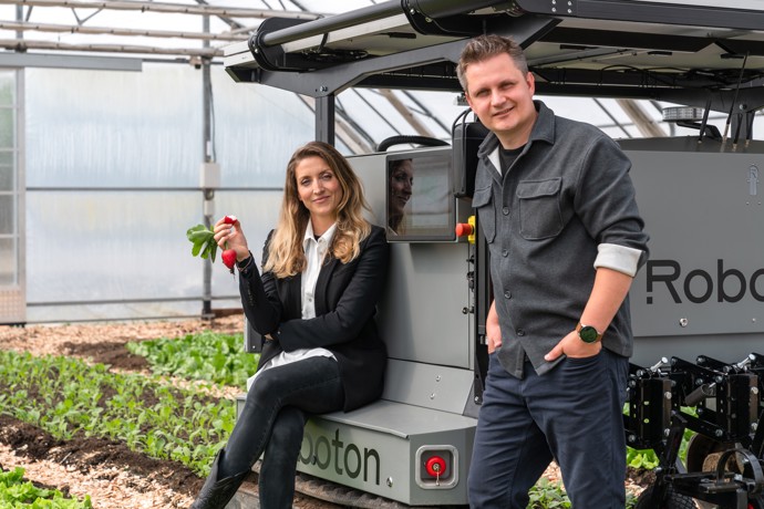 Projekt: Roboton

Roboton je multifunkční autonomní zemědělský robot, který otevírá cestu k automatizaci na polích, v zahradách i sklenících. Samostatně a precizně provádí činnosti jako setí, zalévání, okopávání, likvidace plevelů a mnoho dalších. Naučí se pěstební postupy a díky umělé inteligenci rozezná plodinu od plevele. Bezpečně se přitom přizpůsobí terénu, ve kterém pracuje. Díky těmto schopnostem robota se zemědělství může obejít bez chemických postřiků. Robot totiž plevel likviduje mechanicky a také jeho růstu přesnou zálivkou předchází. Umí zavlažovat pouze ty plochy, které to potřebují, a tak oproti plošnému zalévání ušetří až 83 % vody.
