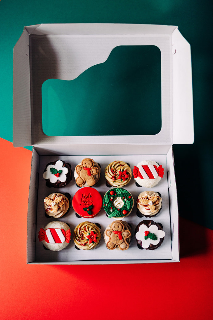 Vánoční cupcakes se prodávají hodně rychle.
Vánoční cupcakes se prodávají hodně rychle.