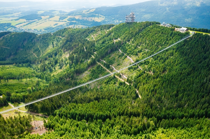 Za procházkou ve výšce téměř 100 metrů se sjíždí i turisté z různých zemí. Není divu, Sky Bridge 721 je zatím nejdelším visutým mostem pro pěší na světě.
Za procházkou ve výšce téměř 100 metrů se sjíždí i turisté z různých zemí. Není divu, Sky Bridge 721 je zatím nejdelším visutým mostem pro pěší na světě.