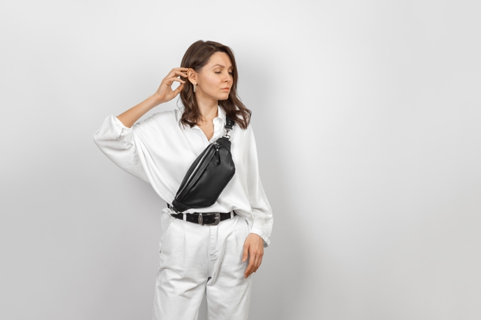 Výběr crossbody kabelek je letos opravdu pestrý. Zaměřte se především na kvalitu a volte i neutrální barvy s ohledem na kombinovatelnost s různými outfity.
