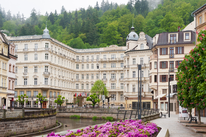 Grandhotel Pupp je nejznámějším ubytovacím zařízením pro celebrity a během festivalu se zde koná množství akcí.
Grandhotel Pupp je nejznámějším ubytovacím zařízením pro celebrity a během festivalu se zde koná množství akcí.