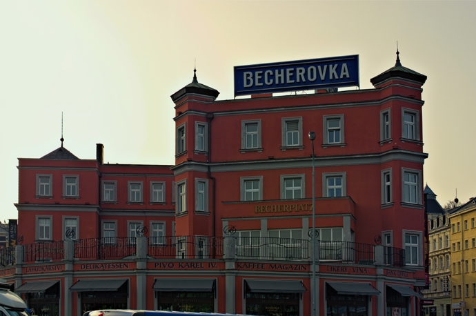 Becherovka a její muzeum u Třináctého pramene v Karlových Varech představují velké lákadlo pro návštěvníky.
Becherovka a její muzeum u Třináctého pramene v Karlových Varech představují velké lákadlo pro návštěvníky.