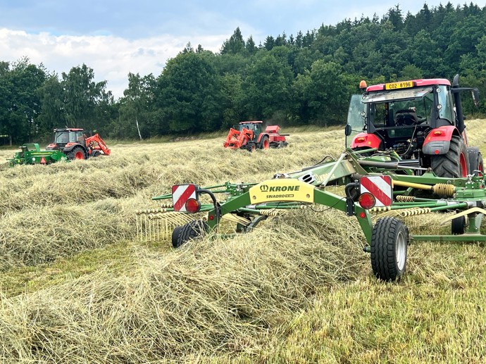 Galerie: Farma Kačiny se zaměřuje na seno pro koně